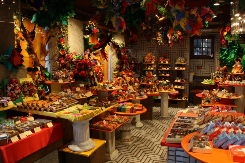 vitrine-ENTRAUNES-min_candy_store_chocolate_shop_chocolate_switzerland-393515