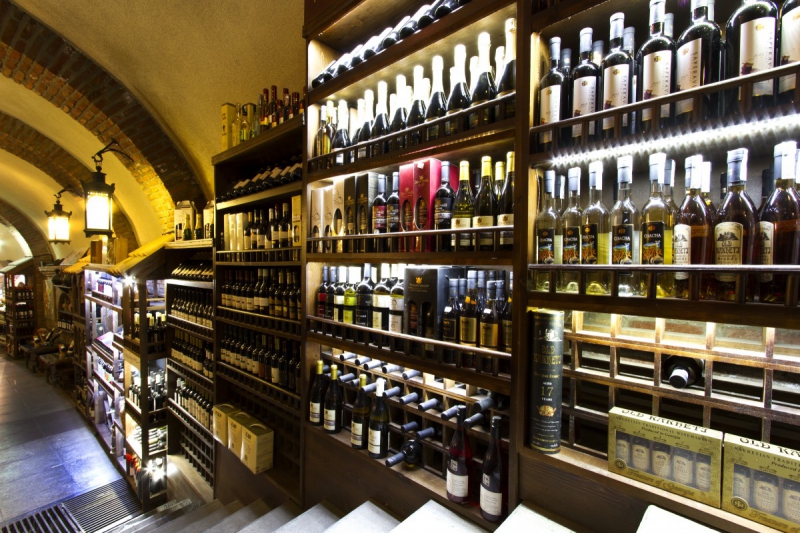 vitrine-ENTRAUNES-min_world_street_travel_shop_canon_georgia_wine_bottles-429767